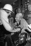 Middelbeers, Bladel, Steensel en Valkenswaard, 22 Augustus 1978
Bezoek Prinses Beatrix en Prins Claus aan de Kempen
Burgemeester v Zwieten Valkenswaard
Burgemeester Hen k Breeveld
100 jarige
Commissaris v d Koningin Jan v d Harten
Valkenier
Boeren dansengroep uit Bladel