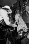 Middelbeers, Bladel, Steensel en Valkenswaard, 22 Augustus 1978
Bezoek Prinses Beatrix en Prins Claus aan de Kempen
Burgemeester v Zwieten Valkenswaard
Burgemeester Hen k Breeveld
100 jarige
Commissaris v d Koningin Jan v d Harten
Valkenier
Boeren dansengroep uit Bladel