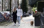 Amsterdam 15 maart 2023
Chantal Bles en Robert Doornbos wandelen met hun hond door Amsterdam zuid.