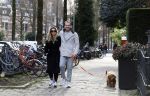 Amsterdam 15 maart 2023
Chantal Bles en Robert Doornbos wandelen met hun hond door Amsterdam zuid.