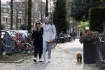 Amsterdam 15 maart 2023
Chantal Bles en Robert Doornbos wandelen met hun hond door Amsterdam zuid.