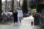 Amsterdam 15 maart 2023
Chantal Bles en Robert Doornbos wandelen met hun hond door Amsterdam zuid.