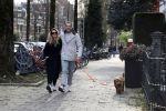 Amsterdam 15 maart 2023
Chantal Bles en Robert Doornbos wandelen met hun hond door Amsterdam zuid.