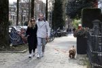 Amsterdam 15 maart 2023
Chantal Bles en Robert Doornbos wandelen met hun hond door Amsterdam zuid.