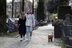 Amsterdam 15 maart 2023
Chantal Bles en Robert Doornbos wandelen met hun hond door Amsterdam zuid.