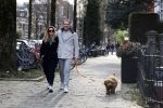 Amsterdam 15 maart 2023
Chantal Bles en Robert Doornbos wandelen met hun hond door Amsterdam zuid.