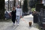 Amsterdam 15 maart 2023
Chantal Bles en Robert Doornbos wandelen met hun hond door Amsterdam zuid.