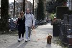 Amsterdam 15 maart 2023
Chantal Bles en Robert Doornbos wandelen met hun hond door Amsterdam zuid.