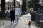 Amsterdam 15 maart 2023
Chantal Bles en Robert Doornbos wandelen met hun hond door Amsterdam zuid.