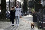 Amsterdam 15 maart 2023
Chantal Bles en Robert Doornbos wandelen met hun hond door Amsterdam zuid.