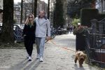 Amsterdam 15 maart 2023
Chantal Bles en Robert Doornbos wandelen met hun hond door Amsterdam zuid.