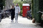 Amsterdam 15 maart 2023
Chantal Bles en Robert Doornbos wandelen met hun hond door Amsterdam zuid.