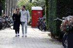 Amsterdam 15 maart 2023
Chantal Bles en Robert Doornbos wandelen met hun hond door Amsterdam zuid.