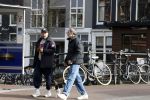 Amsterdam 15 maart 2023
Rolf Snoeren laat zijn hond uit met ... Hond moet poepen op de Utrechtsestraat.