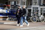 Amsterdam 15 maart 2023
Rolf Snoeren laat zijn hond uit met ... Hond moet poepen op de Utrechtsestraat.