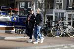 Amsterdam 15 maart 2023
Rolf Snoeren laat zijn hond uit met ... Hond moet poepen op de Utrechtsestraat.