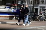Amsterdam 15 maart 2023
Rolf Snoeren laat zijn hond uit met ... Hond moet poepen op de Utrechtsestraat.