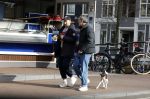 Amsterdam 15 maart 2023
Rolf Snoeren laat zijn hond uit met ... Hond moet poepen op de Utrechtsestraat.