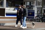 Amsterdam 15 maart 2023
Rolf Snoeren laat zijn hond uit met ... Hond moet poepen op de Utrechtsestraat.