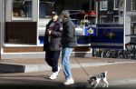 Amsterdam 15 maart 2023
Rolf Snoeren laat zijn hond uit met ... Hond moet poepen op de Utrechtsestraat.