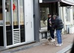 Amsterdam 15 maart 2023
Rolf Snoeren laat zijn hond uit met ... Hond moet poepen op de Utrechtsestraat.