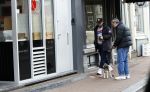Amsterdam 15 maart 2023
Rolf Snoeren laat zijn hond uit met ... Hond moet poepen op de Utrechtsestraat.