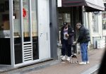 Amsterdam 15 maart 2023
Rolf Snoeren laat zijn hond uit met ... Hond moet poepen op de Utrechtsestraat.