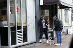 Amsterdam 15 maart 2023
Rolf Snoeren laat zijn hond uit met ... Hond moet poepen op de Utrechtsestraat.