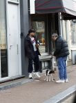 Amsterdam 15 maart 2023
Rolf Snoeren laat zijn hond uit met ... Hond moet poepen op de Utrechtsestraat.