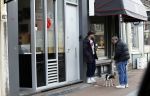 Amsterdam 15 maart 2023
Rolf Snoeren laat zijn hond uit met ... Hond moet poepen op de Utrechtsestraat.