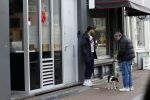 Amsterdam 15 maart 2023
Rolf Snoeren laat zijn hond uit met ... Hond moet poepen op de Utrechtsestraat.