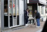 Amsterdam 15 maart 2023
Rolf Snoeren laat zijn hond uit met ... Hond moet poepen op de Utrechtsestraat.