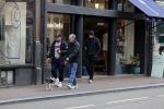 Amsterdam 15 maart 2023
Rolf Snoeren laat zijn hond uit met ... Hond moet poepen op de Utrechtsestraat.