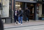 Amsterdam 15 maart 2023
Rolf Snoeren laat zijn hond uit met ... Hond moet poepen op de Utrechtsestraat.