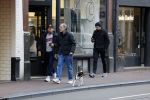Amsterdam 15 maart 2023
Rolf Snoeren laat zijn hond uit met ... Hond moet poepen op de Utrechtsestraat.