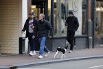 Amsterdam 15 maart 2023
Rolf Snoeren laat zijn hond uit met ... Hond moet poepen op de Utrechtsestraat.