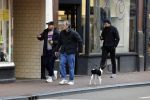 Amsterdam 15 maart 2023
Rolf Snoeren laat zijn hond uit met ... Hond moet poepen op de Utrechtsestraat.