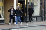 Amsterdam 15 maart 2023
Rolf Snoeren laat zijn hond uit met ... Hond moet poepen op de Utrechtsestraat.