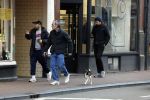 Amsterdam 15 maart 2023
Rolf Snoeren laat zijn hond uit met ... Hond moet poepen op de Utrechtsestraat.
