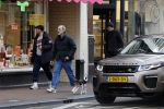 Amsterdam 15 maart 2023
Rolf Snoeren laat zijn hond uit met ... Hond moet poepen op de Utrechtsestraat.