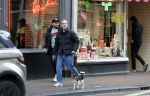 Amsterdam 15 maart 2023
Rolf Snoeren laat zijn hond uit met ... Hond moet poepen op de Utrechtsestraat.