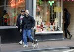Amsterdam 15 maart 2023
Rolf Snoeren laat zijn hond uit met ... Hond moet poepen op de Utrechtsestraat.
