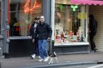 Amsterdam 15 maart 2023
Rolf Snoeren laat zijn hond uit met ... Hond moet poepen op de Utrechtsestraat.