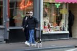 Amsterdam 15 maart 2023
Rolf Snoeren laat zijn hond uit met ... Hond moet poepen op de Utrechtsestraat.