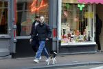 Amsterdam 15 maart 2023
Rolf Snoeren laat zijn hond uit met ... Hond moet poepen op de Utrechtsestraat.