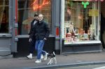 Amsterdam 15 maart 2023
Rolf Snoeren laat zijn hond uit met ... Hond moet poepen op de Utrechtsestraat.