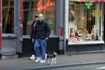 Amsterdam 15 maart 2023
Rolf Snoeren laat zijn hond uit met ... Hond moet poepen op de Utrechtsestraat.