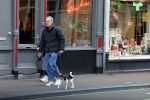 Amsterdam 15 maart 2023
Rolf Snoeren laat zijn hond uit met ... Hond moet poepen op de Utrechtsestraat.