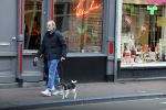 Amsterdam 15 maart 2023
Rolf Snoeren laat zijn hond uit met ... Hond moet poepen op de Utrechtsestraat.