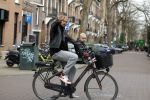 Amsterdam 17 maart 2023
Sander v Haarlem met kindje op de fiets in Amsterdam zuid.